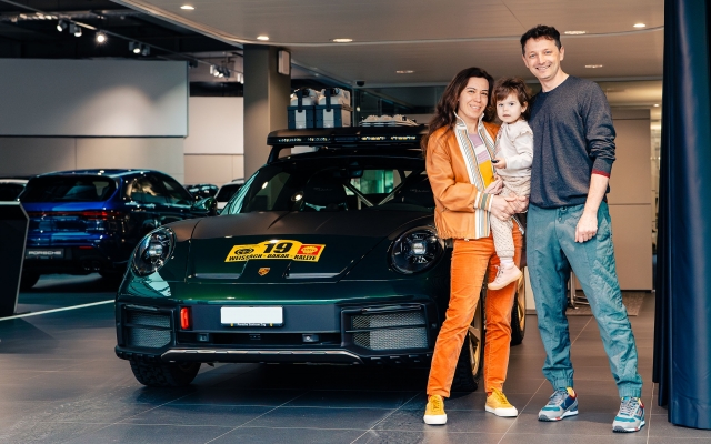 happy-family-infront-the-Porsche-Dakar