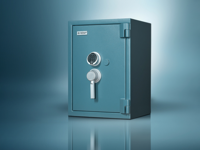 Overall-view-of-the-blue-Hartmann-safe-design-by-studiokurbos-with-blue-background