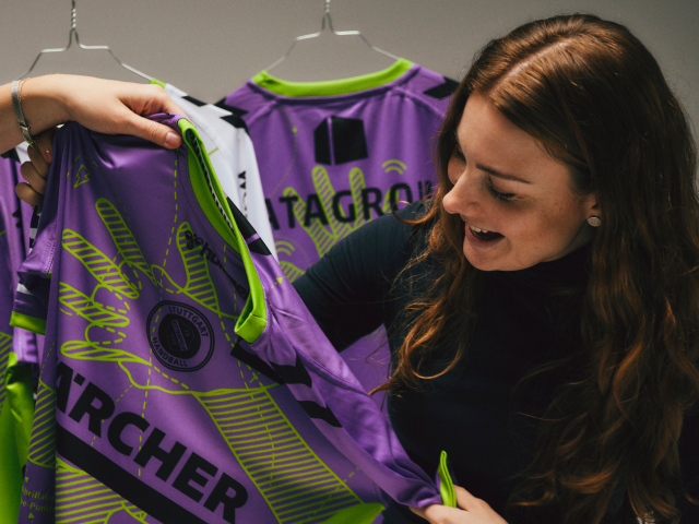 women-with-long-hair-looking-at-purple-sustainability-jersey-from-tvb