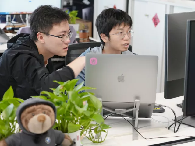 two-teammembers-from-shanghai-chatting-at-pc