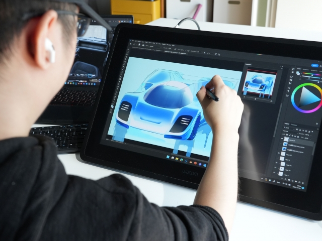 teammember-sketching-at-tablet-blue-car