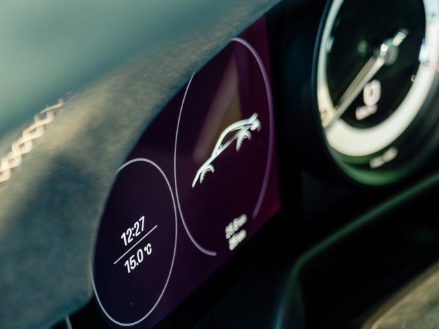 Close-up-screen-display-time-speed-degree