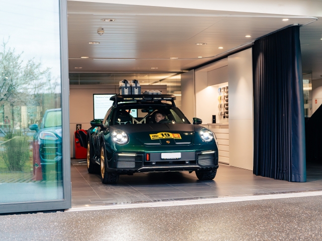 Porsche-Dakar-dark-green-in-the-showroom