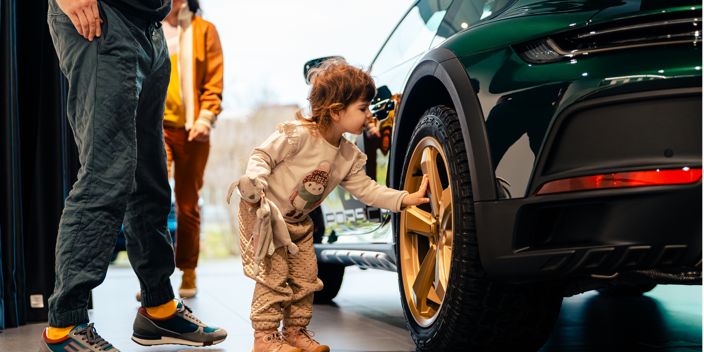 child-touching-rim-porsche-dakar-dark-green