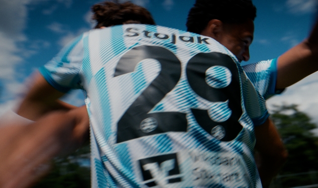Foto-von-Torjubel-der-stuttgarter-kickers-mit-neuem-trikotdesign-fußball