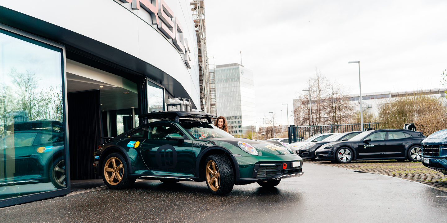 Porsche-Dakar-in-dark-green-colours-flying-out-of-the-building