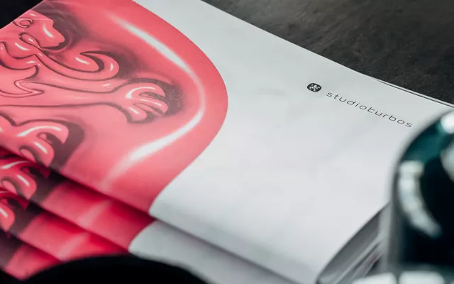 pink-logo-from-studiokurbos-at-top-of-magazinecover-created-with-hochburg
