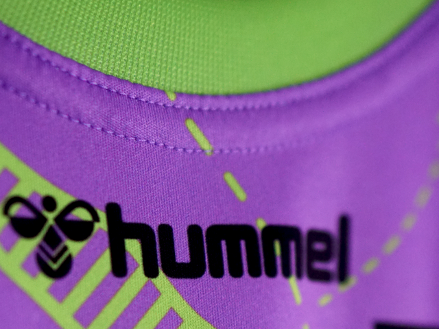 detailshots-from-sustainabilityjersey-from-tvb-stuttgart-from-hummel-sponsoring-logo