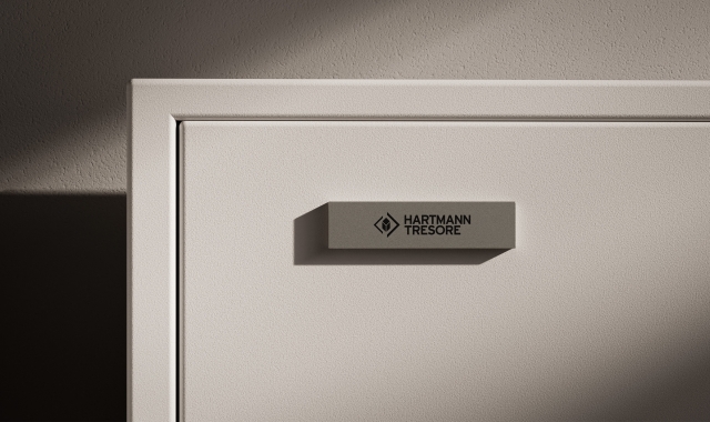 Das-Logo-der-Firma-Hartmann-Tresore-in-Nahauafnahme-auf-Tresordesign-Simonas-von-studiokurbos
