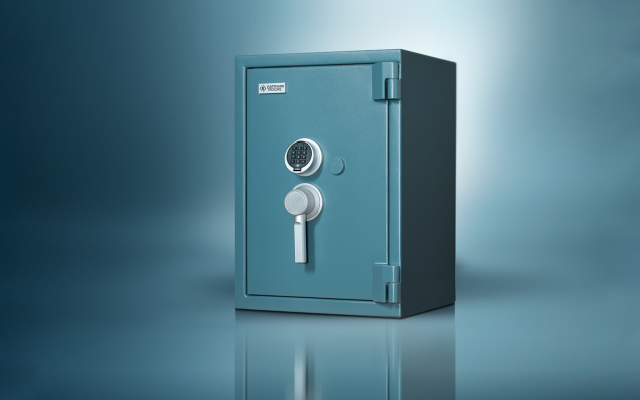 dunkelblauer-Tresor-Namens-Simonas-von-designstudio-studiokurbos-