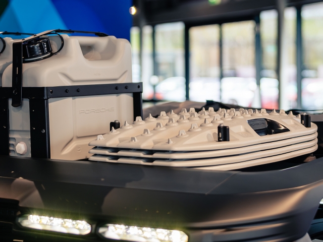 detail-view-from-the-Equipment-Porsche-Dakar-Individualisation-from-the-roof-camping