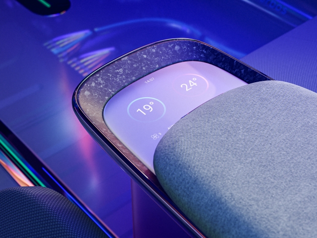 close-up-of-rear-seat-armrest-with-ui-screen-on-which-interior-temperature-can-be-controlled