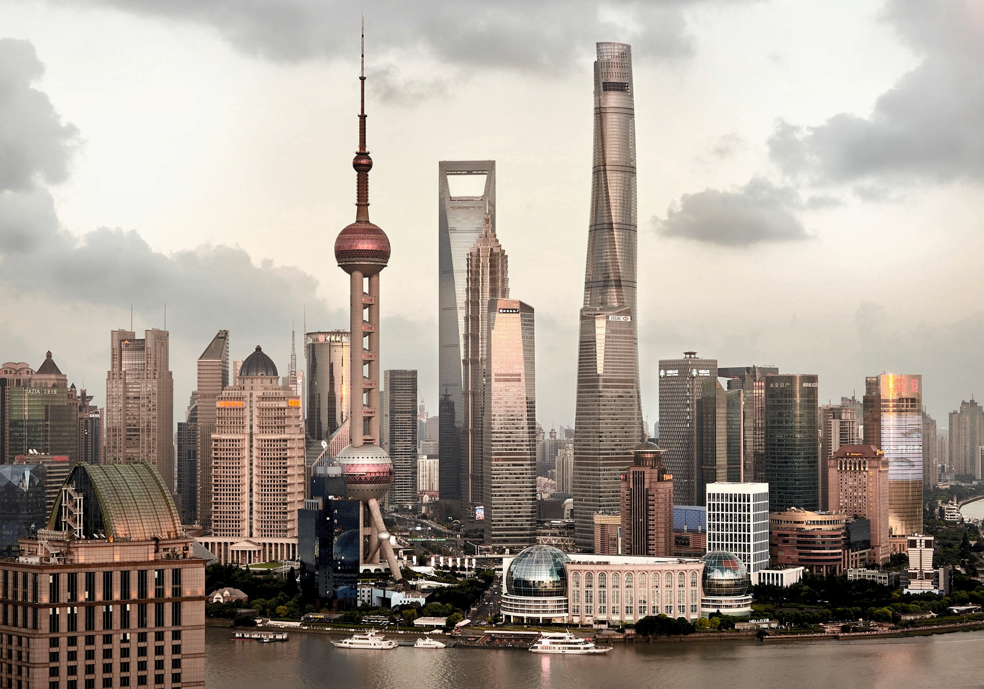 Großstadt-Shanghai-mit-Hochhäusern-verregneter-himmel