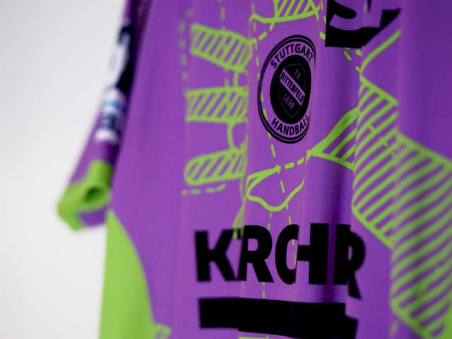 detail-picture-jersey-purple-with-green-details-and-black-logos
