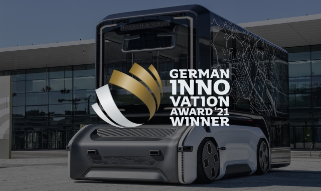 Futuristischer-Bus-namens-U-shift-vor-Messehalle-stuttgart-fotografiert-mit-German-Innovation-Award-2021-Logo