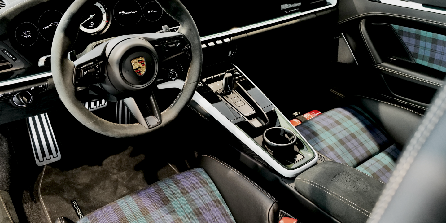 Interior-Porsche-Dakar-chequered-car-seats