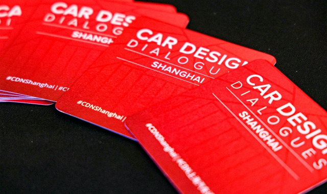 Rote-Karte-von-der-Veranstaltung-Car-Design-News-sind-aufgefaechert-zu-sehen