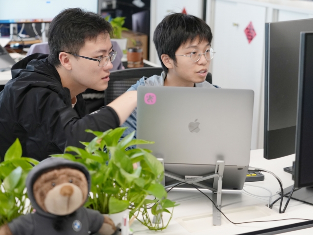 two-teammembers-from-shanghai-chatting-at-pc