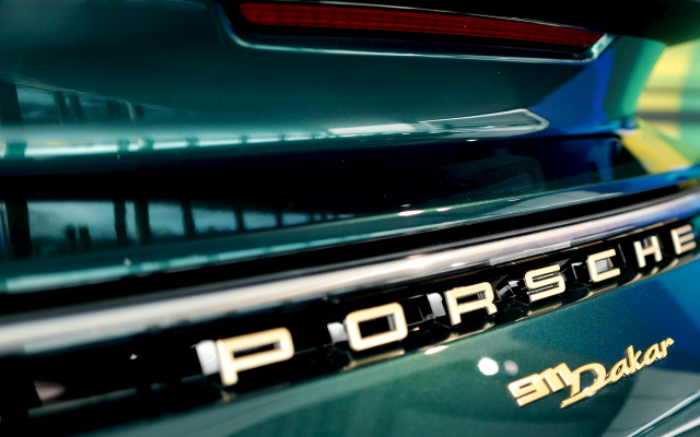 Close-up-rear-of-the-vehicle-Porsche-911-Dakar-logo