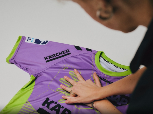 pictured-throw-shoulder-women-with-hands-on-jersey-is-imitated-chest-compression