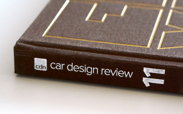 braunes-designerbuch-mit-goldener-aufschrift-in-dem-studiokurbos-aufgefuehrt-wird