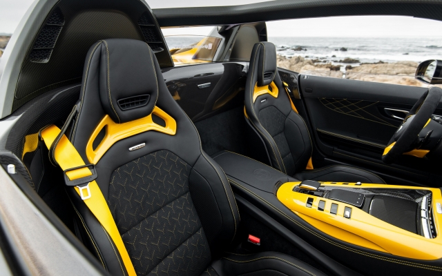 Fotos-eines-schwarzen-Fahrzeuginnenraums-mit-gelben-details