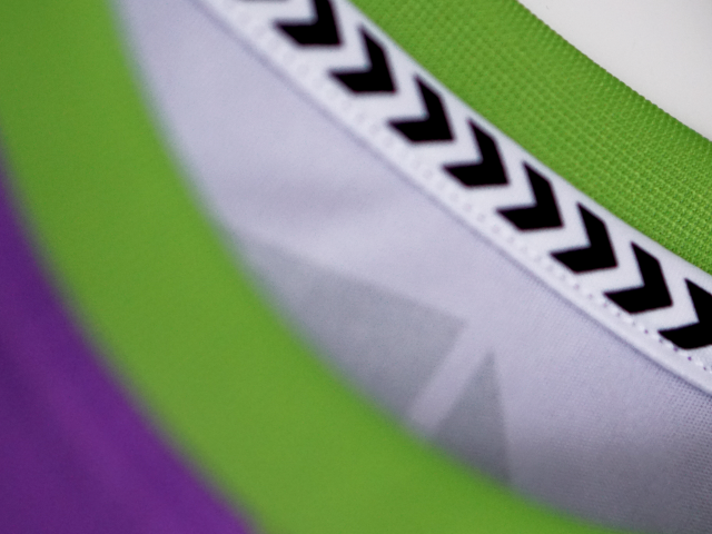 Detail-photo-green-collar-from-jersey-with-balck-and-white-arrowelements